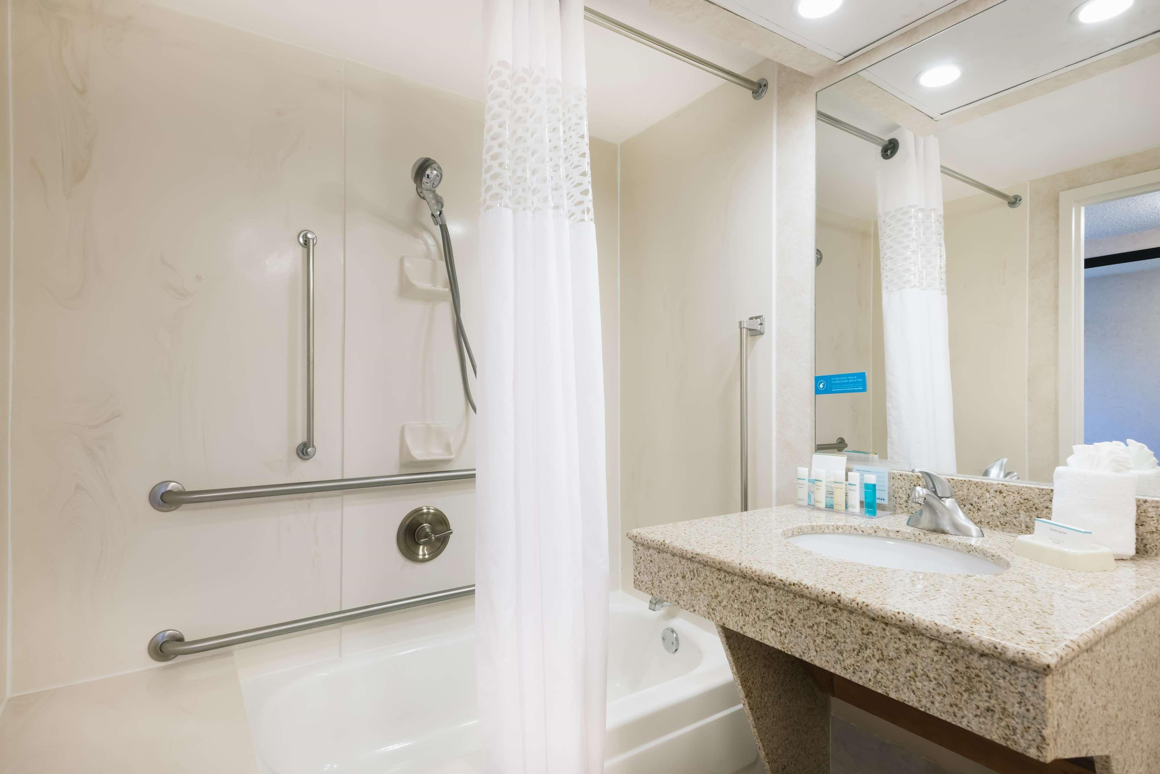 Hampton Inn West Springfield Bagian luar foto
